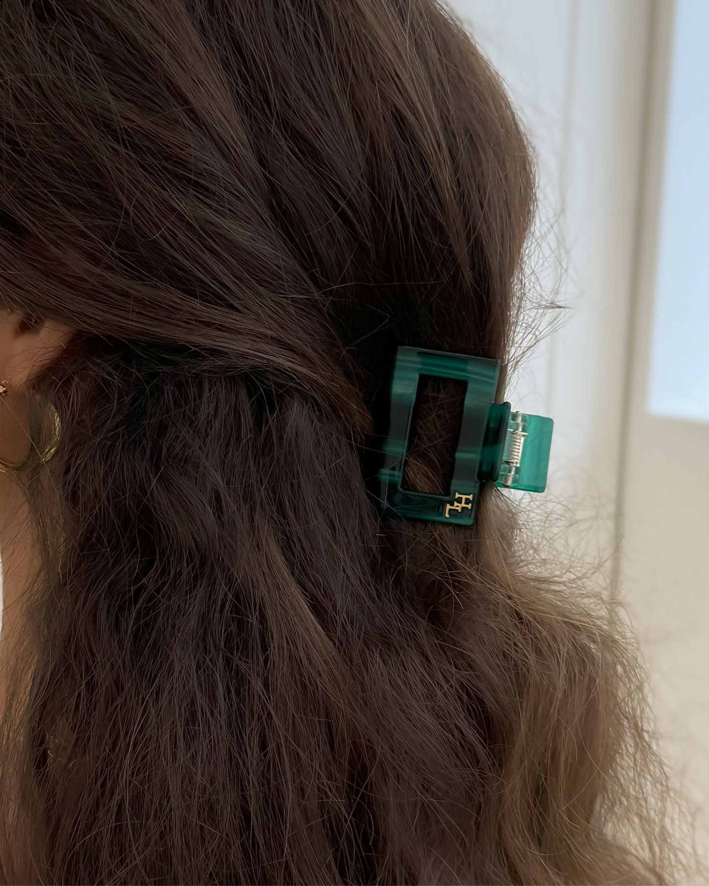 Close-up of a woman's hair with the HoneyLux Ecofriendly Acetate Midi Clip in Emerald green hair