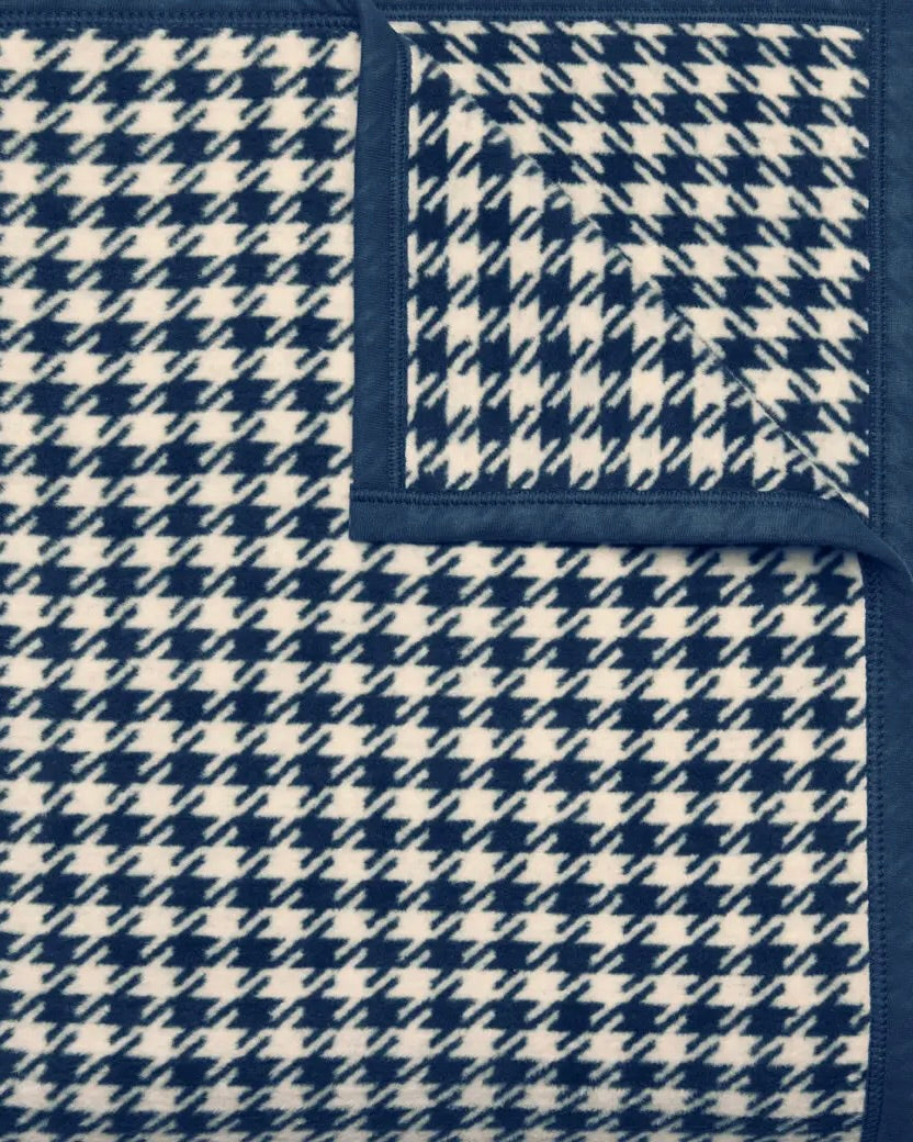 Image of Chappy Wrap Houndstooth Blue/white blanket