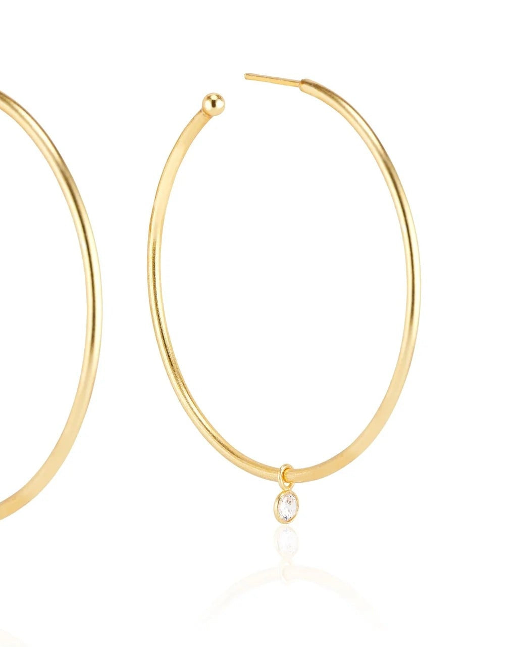 Close up photo of the Elli Parr Becca Gold Hoops against a white background