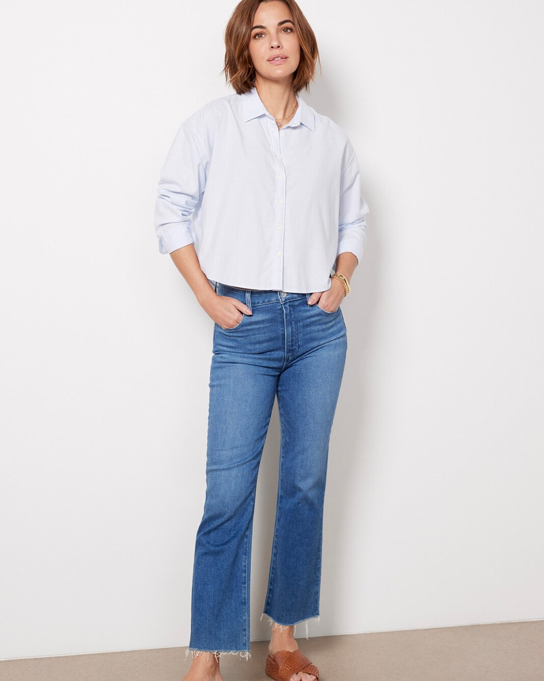 Model wearing Faherty Stretch Oxford Cropped Shirt wearing jeans on a white background