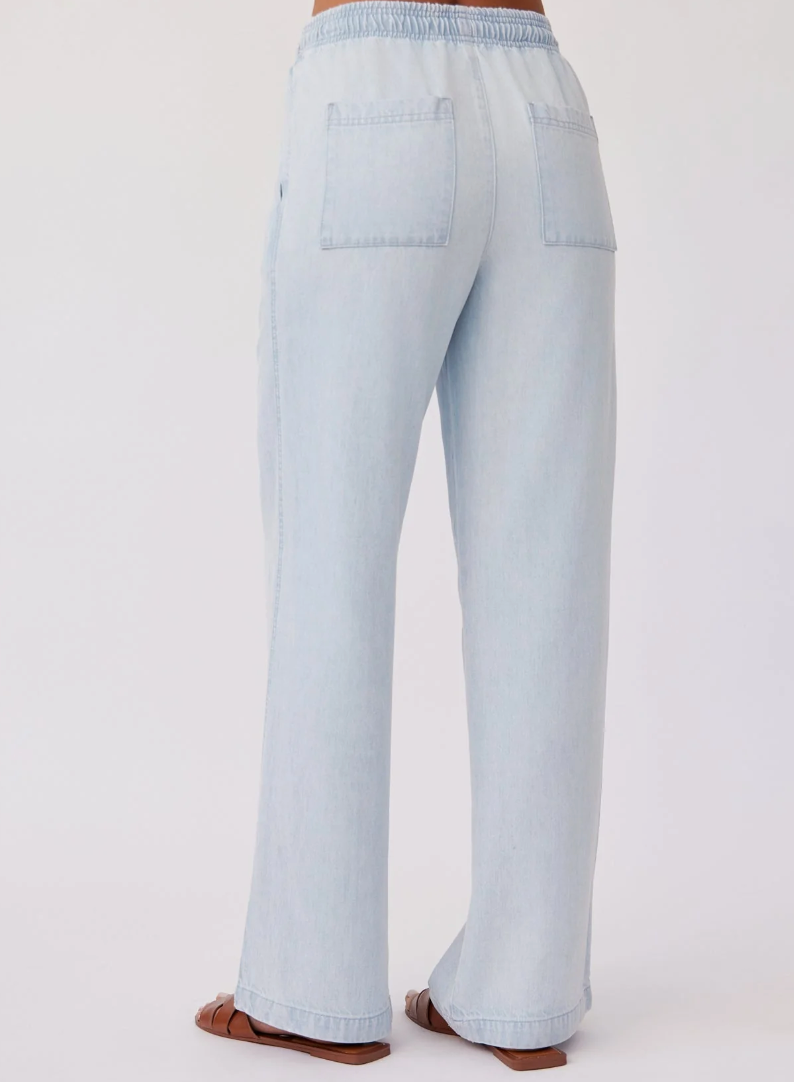 Model is wearing Bella Dahl Drawstring Pant in color Oasis Spray Wash with brown leather sandals on a white background