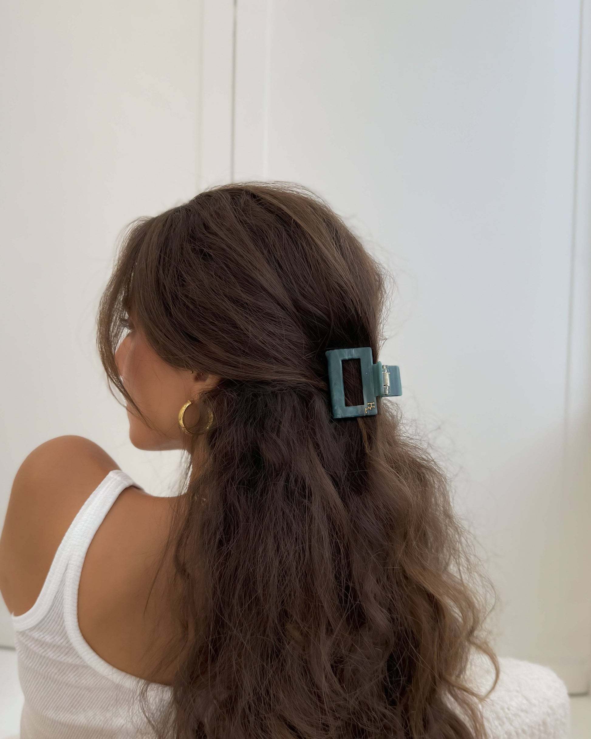 Woman wearing the HoneyLux Ecofriendly Acetate Midi Clip in the color Serenity against a neutral background