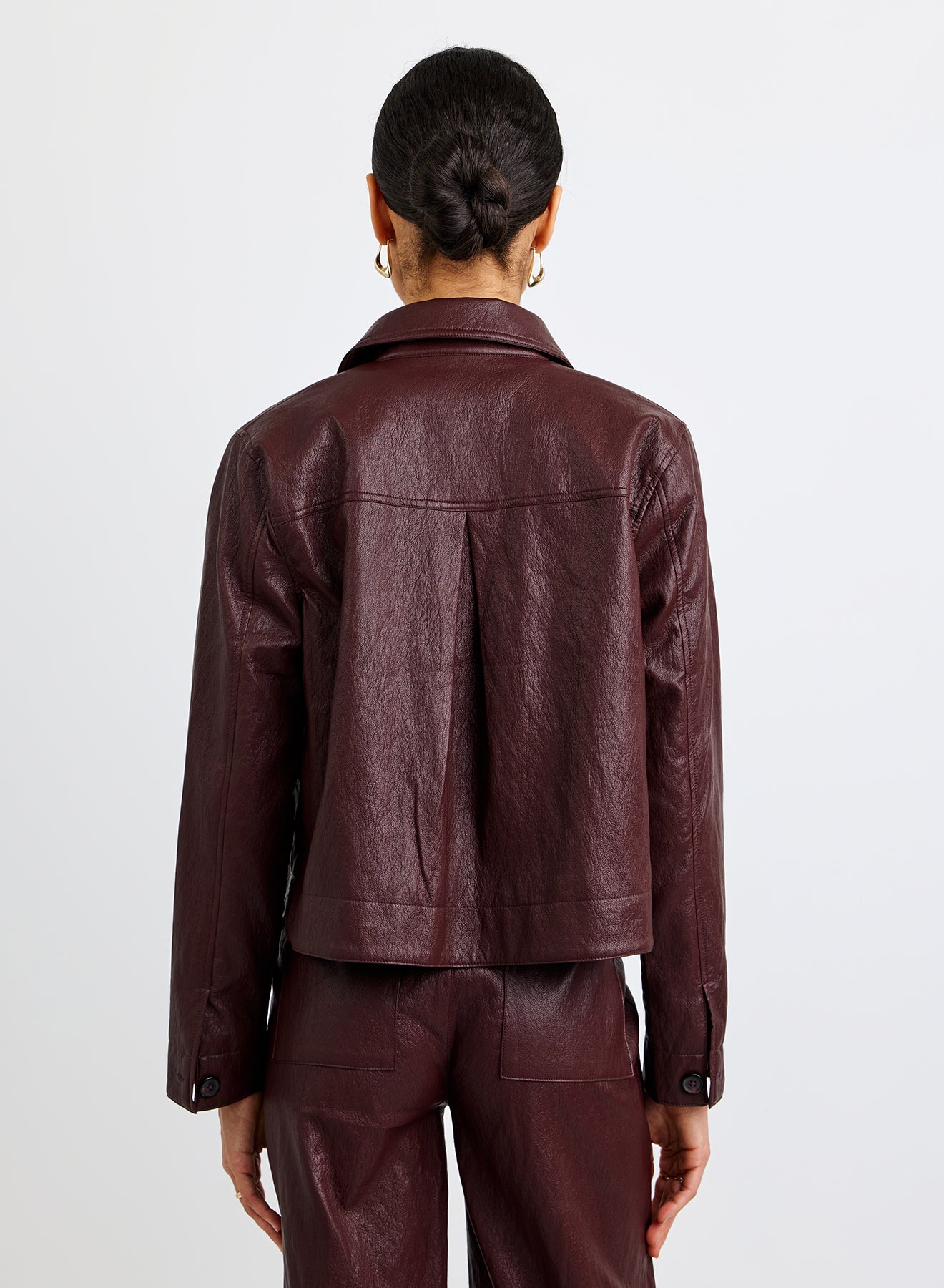 B2492-K08-300 - CROP POCKET BUTTON DOWN