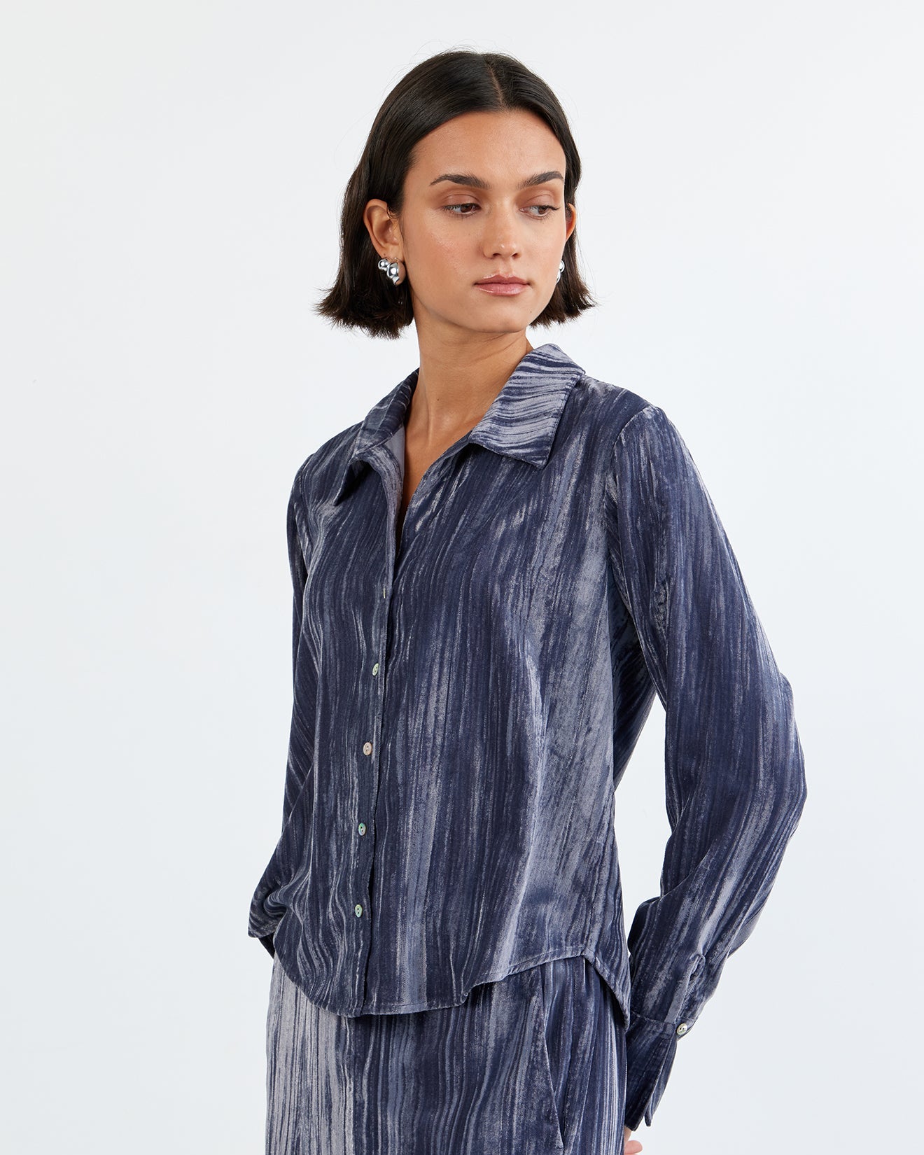 B2500-S36-304 - FLOWY WIDE COLLAR BUTTON DOWN