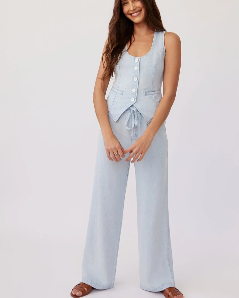 Model is wearing Bella Dahl Drawstring Pant in color Oasis Spray Wash with matching top and brown leather sandals on a white background