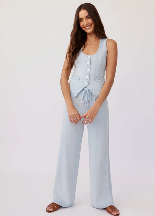 Model is wearing Bella Dahl Drawstring Pant in color Oasis Spray Wash with matching top and brown leather sandals on a white background
