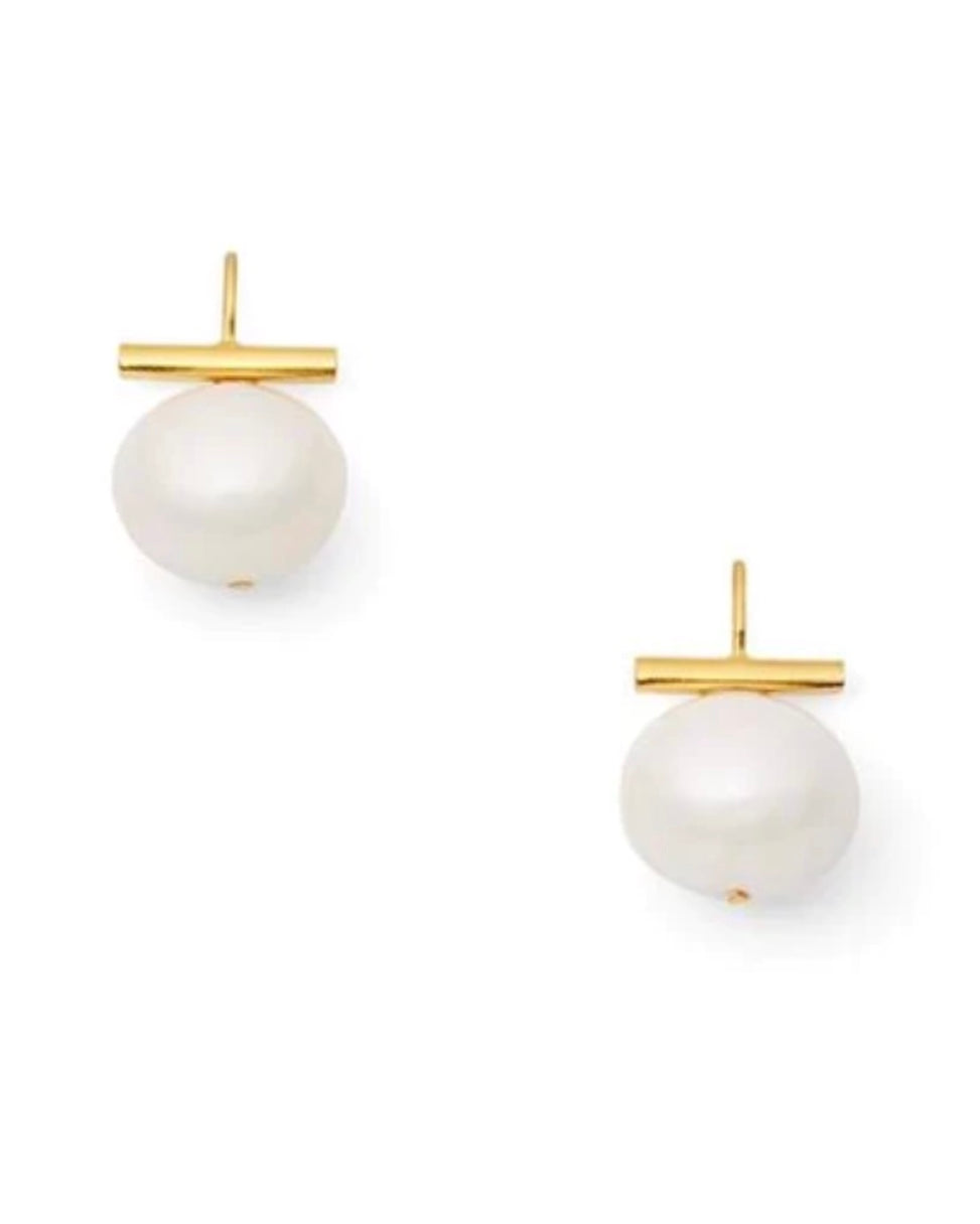 Catherine Canino Medium Pebble pearls gold bar on a white background