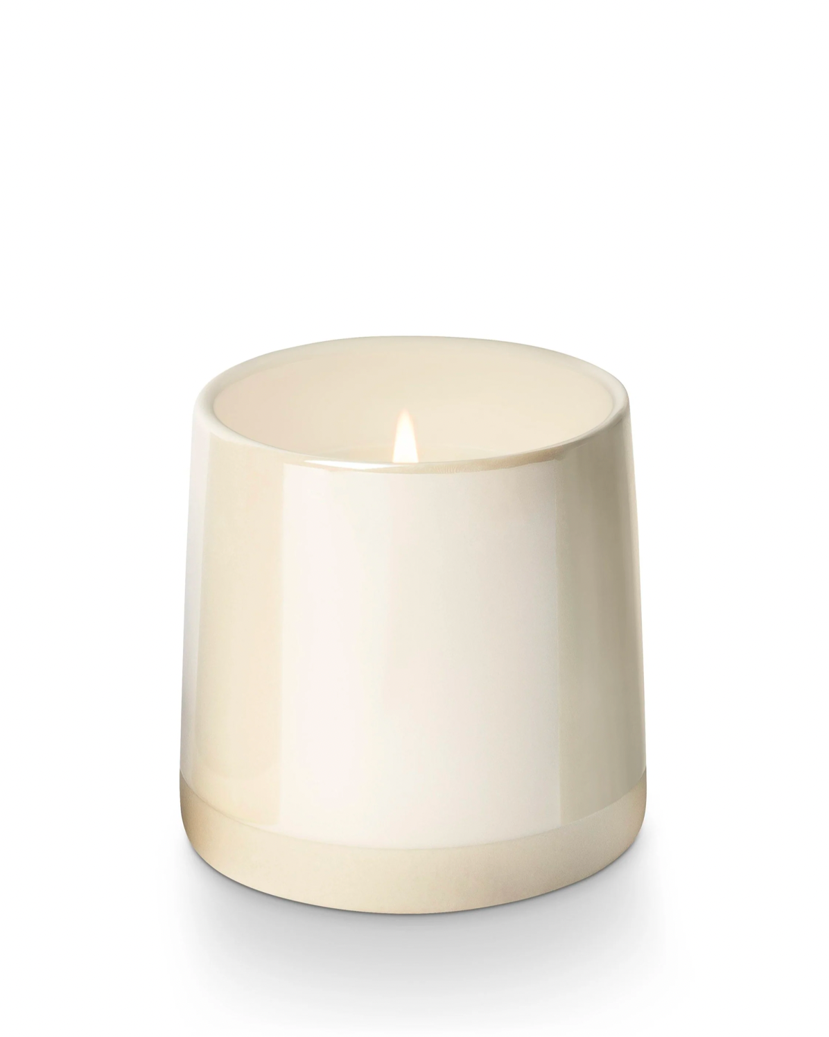 Image of ILLUME Winter white shine ceramic candle on a white background